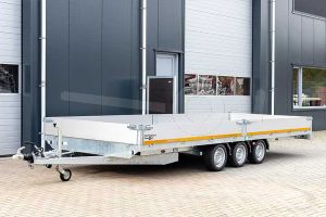 Eduard plateauwagen tridem 4520-5-PB40-350-63, afmeting 456x200cm met 40cm borden, laadvermogen 3500kg bruto, laadvloerhoogte 63cm, drieasser geremd met 195/50R13 banden