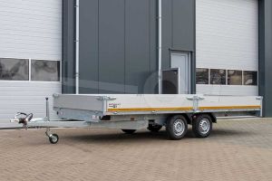 Eduard plateauwagen 5520-4-PB30-270-72, afmeting 556x200cm met 30cm aluminium borden, bruto laadvermogen 2700kg, laadvloerhoogte 72cm, geremde tandemasser met bandenmaat 195/65R14
