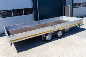 Eduard plateauwagen geremde dubbelasser 5522-4-PB30-300-63, 556x220cm met 30cm aluminium borden, bruto laadvermogen 3000kg, laadvloerhoogte 63cm op 195/50R13 banden