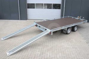 Autoambulance Eduard 406x200cm met dichte laadvloer, 10cm railing, kabellier en oprijplaten onder de laadvloer, oprijhoek circa 15 graden, laadvloerhoogte 63cm, bruto laadvermogen 2000kg