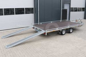 Autoambulance Eduard 406x200cm met dichte laadvloer, 10cm hoge railing, kabellier en oprijplaten onder de laadvloer, oprijhoek circa 13 graden, laadvloerhoogte 56cm, bruto laadvermogen 2000kg