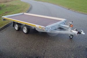 Autoambulance tandemas Eduard 406x200cm met dichte laadvloer, 10cm hoge aluminium borden, kabellier op liersteun en geprofileerde oprijplaten in cassette onder de laadvloer, laadvloerhoogte 72cm, bruto laadvermogen 2500kg