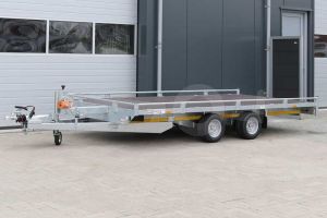 
Autoambulance Eduard 406x200cm met dichte laadvloer, 10cm hoge borden, kabellier op liersteun en geprofileerde oprijplaten in cassette onder de laadvloer, laadvloerhoogte 56cm, bruto laadvermogen 2700kg