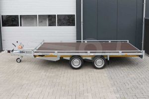 Autoambulance Eduard 406x200cm met dichte laadvloer, 10cm railing, kabellier op liersteun en geprofileerde oprijplaten in cassette onder de laadvloer, laadvloerhoogte 63cm, bruto laadvermogen 2700kg