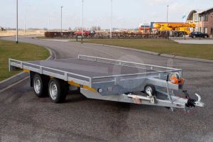 Autoambulance Eduard 406x200cm met dichte laadvloer, 10cm hoge aluminium borden, kabellier op liersteun en geprofileerde oprijplaten in cassette onder de laadvloer, oprijhoek circa 17 graden, laadvloerhoogte 72cm, bruto laadvermogen 2500kg