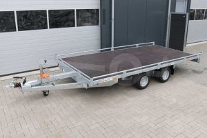 Autoambulance Eduard 406x200cm met dichte laadvloer, 10cm railing, kabellier en oprijplaten, laadvloerhoogte 56cm, bruto laadvermogen 3000kg