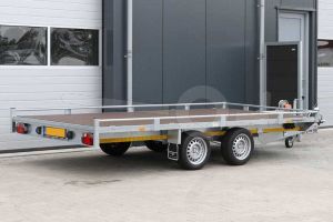 Autoambulance Eduard 406x200cm met dichte laadvloer, 10cm railing, kabellier en oprijplaten laadvloerhoogte 63cm bruto laadvermogen 3500kg