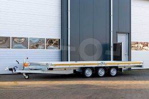 Eduard autotransporter 4520-5-PMB10-350-63, Lxb 456x200cm, Bruto 3500kg (ca. 2690kg netto), Lvh 63cm, Oprijhoek circa 15&deg;, Alu borden 10cm, Drieasser geremd, Banden 195/50R13, Met oprijplaten en lier.