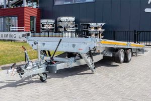 Eduard kantelbare autoambulance 506x200cm 3000kg laadvloerhoogte 56cm 5020-4-AOB10-300-J-56 met uitzetsteunen aan de voorzijde