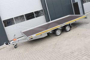 Autoambulance Eduard 506x200 cm met dichte laadvloer, aluminium borden, kabellier en oprijplaten, laadvloerhoogte 63cm, bruto laadvermogen 3000kg