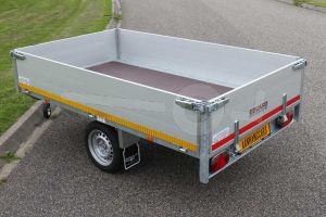 Eduard multitransporter 2615-1-PO3-0756, Lxb 260x150cm, Bruto 750kg (430kg netto), Lvh 56cm, Alu borden 30cm, Enkelas ongeremd, Banden 195/55R10, Met oprijplaten (geen lier).