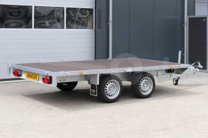 Eduard multitransporter 3118-4-PMV-270-63, Lxb 310x180cm, Bruto 2700kg (2117kg netto), Lvh 63cm, Vlak zonder borden, Tandemas geremd, Banden 195/50R13, Met oprijplaten en lier.