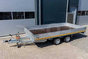 Eduard multitransporter met lier en oprijplaten 4018-4-PMB30-350-63, afmeting 406x180cm met 30cm borden, bruto laadvermogen 3500kg, laadvloerhoogte 63cm, geremde tandemasser met 195/50R13 banden.