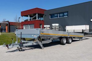 Zijaanzicht kantelbare Eduard multitransporter met gekiepte laadbak 406x200cm laadvloerhoogte 63cm 3000kg 4020-4-AOB30-300-J-63