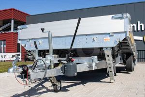 Voorkant Eduard kantelbare multitransporter 406x220cm bruto totaalgewicht 3000kg laadvloerhoogte 63cm 4022-4-AOB30-300-J-63 met gekiepte laadbak