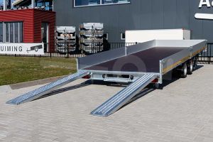 Gekantelde laadbak van de Eduard multitransporter 406x220cm bruto totaalgewicht 3000kg laadvloerhoogte 56cm 4022-4-AOB30-300-J-56 dragen bij aan een lage oprijhoek