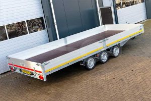 Eduard multitransporter 4522-5-PMB30-350-63, Lxb 456x220cm, Bruto 3500kg (2616kg netto), Lvh 63cm, Alu borden 30cm, Drieasser geremd, Banden 195/50R13, Met oprijplaten en lier.