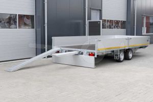 Eduard multitransporter met lier en oprijplaten in cassette onder de laadvloer. Afmeting 506x200cm met 40cm hoge borden. Laadvloerhoogte 63cm. Bruto laadvermogen 3000kg.