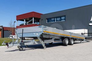 Zijaanzicht multitransporter Eduard 506x220cm bruto totaalgewicht 3000kg laadvloerhoogte 56cm type 5022-4-AOB30-300-J-56 met gekantelde laadbak