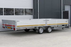 Multitransporter Eduard 506x220cm met 40cm aluminium borden. Uitgerust met kabellier en oprijplaten. Laadvloerhoogte 63cm. Bruto laadvermogen 3500kg.