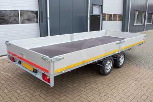 Eduard multitransporter 5520-4-PMB40-250-72, Lxb 556x200cm, Bruto 2500kg (1657kg netto), Lvh 72cm, Alu borden 40cm, Tandemas geremd, Banden 165R13, Met oprijplaten en lier.