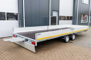 Multitransporter met lier en oprijplaten, merk Eduard. Afmeting 606x200cm met 30cm borden. Laadvloerhoogte 63cm. Bruto laadvermogen 3000kg.