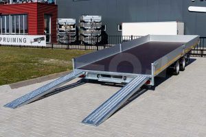 Achteraanzicht Eduard kantelbare multitransporter met oprijplaten 606x200cm bruto totaalgewicht 3500kg laadvloerhoogte 63cm type 6020-4-AOB30-350-J-63