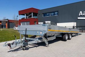 Vooraanzicht Eduard kantelbare multitransporter 606x220cm bruto totaalgewicht 3000kg laadvloerhoogte 63cm type 6022-4-AOB30-300-J-63 met gekiepte laadbak