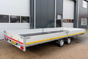 Achteraanzicht Eduard multitransporter 606x220cm 3500kg laadvloerhoogte 63cm met 30cm aluminium borden, lier en oprijplaten.