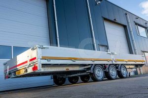 Eduard multitransporter 6022-5-PMB30-350-63, Lxb 606x220cm, Bruto 3500kg (2470kg netto), Lvh 63cm, Alu borden 30cm, Drieasser geremd, Banden 195/50R13, Met oprijplaten en lier.