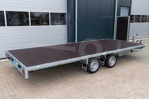 Multitransporter Eduard 606x200cm vlak zonder borden. Uitgerust met kabellier en oprijplaten. Laadvloerhoogte 63cm. Bruto laadvermogen 3000kg.