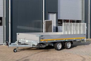 Voorzijde kantelbare Eduard machinetransporter met oprijklep 406x200cm bruto laadvermogen 3000kg laadvloerhoogte 63cm elektrische bediening 4020-4-AKB30-300-N-63