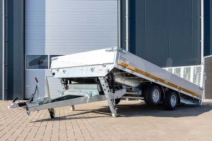 Kantelbare Eduard machinetransporter 406x200cm bruto laadvermogen 3000kg laadvloerhoogte 56cm elektrische bediening 4020-4-AKB30-300-N-56