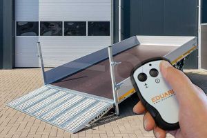 Eduard machinetransporter kantelbaar 406x200cm bruto laadvermogen 3000kg laadvloerhoogte 56cm draadloos elektrische bediening 4020-4-AKB30-300-R-56