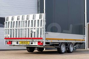 Kantelbare Eduard machinetransporter 406x220cm bruto laadvermogen 3000kg laadvloerhoogte 63cm elektrische bediening 4022-4-AKB30-300-N-63 met grote oprijklep