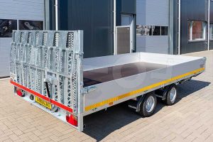 Achterzijde met oprijklep van de Eduard machinetransporter 406x220cm bruto laadvermogen 3000kg laadvloerhoogte 56cm 4022-4-AKB30-300-N-56