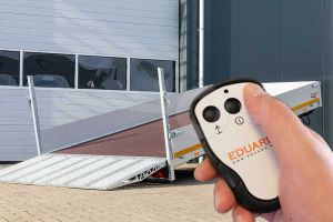 Kantelbare Eduard machinetransporter 406x220cm bruto laadvermogen 3500kg 4022-4-AKB30-350-R-63 laadvloerhoogte 63cm met draadloos elektrische bediening