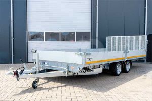 Vooraanzicht kantelbare Eduard machinetransporter 506x220cm 3000kg laadvloerhoogte 63cm elektrische bediening 5022-4-AKB30-300-N-63