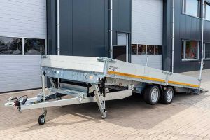 Voorzijde van de Eduard machinetransporter 606x200cm 3500kg laadvloerhoogte 63cm elektrische bediening 6020-4-AKB30-350-N-63 met gekiepte laadbak