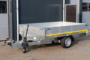 Eduard enkelas kipper, achterwaarts kippend, afmeting 260x150cm, 40cm aluminium borden, bruto laadvermogen 1500kg, laadvloerhoogte 63cm, handmatige bediening