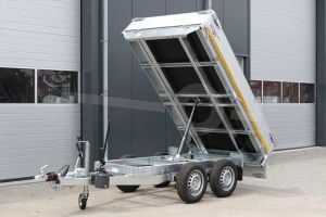 Eduard kipper, achterwaarts kippend, afmeting 260x150cm, 40cm aluminium borden, bruto laadvermogen 2000kg, laadvloerhoogte 72cm, handmatige bediening. Voorzijde met achterwaarts gekipte laadbak.