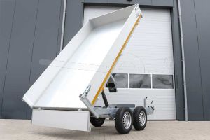 Achterzijde van een Eduard kipper, achterwaarts kippend, afmeting 310x160cm, 40cm aluminium borden, bruto laadvermogen 2000kg, laadvloerhoogte 72cm, elektrische bediening met achterwaarts gekipte laadbak