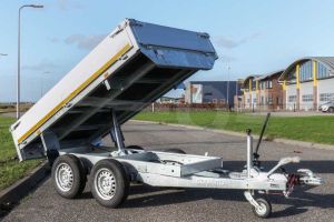 Eduard achterwaartse kipper, 310x160cm met 340cm borden, bruto laadvermogen 2500kg, laadvloerhoogte 72cm, handmatige bediening