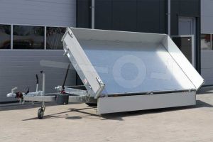 Eduard 3-zijdige kipper met handmatige bediening, afmeting 330x180cm met 30cm aluminium borden, bruto laadvermogen 3000kg, laadvloerhoogte 63cm. Laadbak onder hoek van 45 graden zijwaarts gekipt.