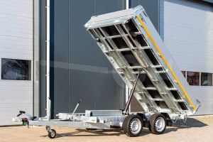 Eduard 3-zijdige kipper met oprijplaten, afmeting 330x180cm  met 30cm borden, bruto laadvermogen 2700kg, laadvloerhoogte 72cm