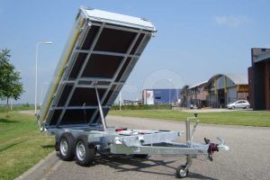 3-zijdige kipper Eduard, afmeting 330x180cm met 30cm borden, bruto laadvermogen 3000kg, laadvloerhoogte 63cm, elektrische bediening