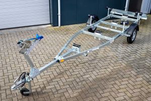 Kalf ongeremde enkelas motorboottrailer 550x170cm 750kg