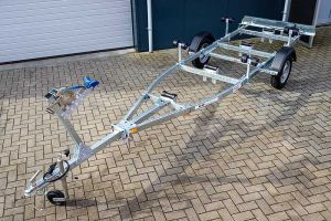 Motorboottrailer Kalf Serie 750-55K,  kantelbaar 550x170 (lxb), bruto 750kg (550 netto), met motorbootpakket, banden 13", enkelas