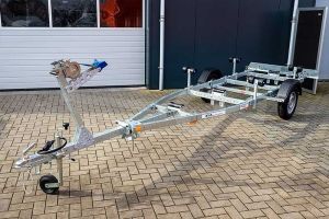 Sportboottrailer Kalf serie 750-55K kantelbaar,  550x170 (lxb), bruto 750kg (550 netto), met glijplanken pakket (ook voor schroefas), banden 13", enkelas