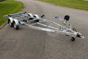 Tandemasser sloeptrailer Kalf Basic 2000-62 afmeting 620x210cm met een bruto laadvermogen van 2000kg (1510 netto)